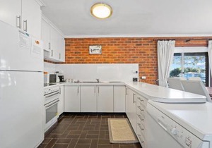 Sponars Onshore - 2BR Apartment l Pet-Friendly l WiFi l Air-Con l Fenced Backyard