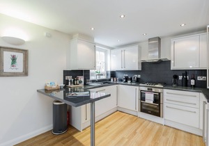 Spring in Bloom : Windsor 2BR City Centre | Parking and Wifi Inc