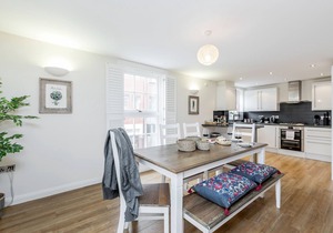 Spring in Bloom : Windsor 2BR City Centre | Parking and Wifi Inc