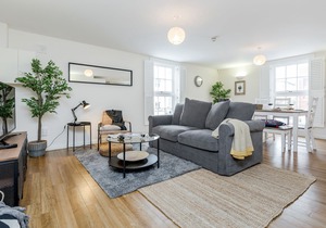 Spring in Bloom : Windsor 2BR City Centre | Parking and Wifi Inc