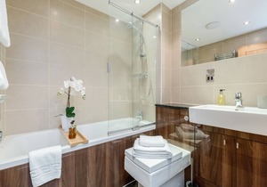 Spring in Bloom : Windsor 2BR City Centre | Parking and Wifi Inc