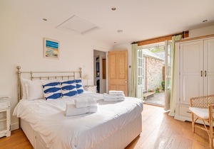 Stable Cottage. Near Padstow, great restaurants, pet friendly, beaches, patio