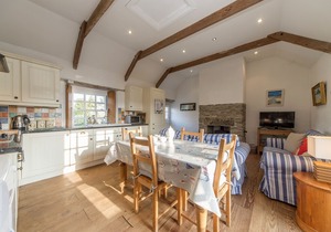 STABLE COTTAGE - Near Padstow, great restaurants, pet friendly, beaches, patio