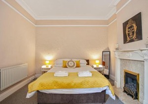 Staywhenever NWT- 4 Bedroom House, King Size Beds, Sleeps 9