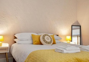 Staywhenever NWT- 4 Bedroom House, King Size Beds, Sleeps 9