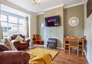 Staywhenever NWT- 4 Bedroom House, King Size Beds, Sleeps 9