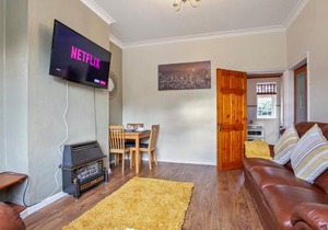 Staywhenever NWT- 4 Bedroom House, King Size Beds, Sleeps 9