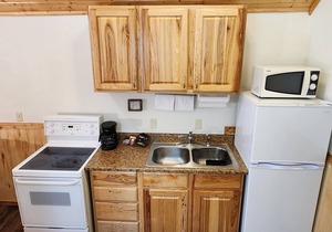 Studio 1 King Bed, Full Bath, Full Kitchen 10 Minutes from West Glacier Park!