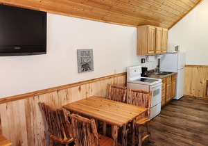 Studio 1 King Bed, Full Bath, Full Kitchen 10 Minutes from West Glacier Park!