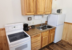 Studio 1 King Bed, Full Bath, Full Kitchen 10 Minutes from West Glacier Park!