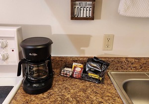 Studio 1 King Bed, Full Bath, Full Kitchen 10 Minutes from West Glacier Park!