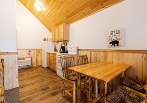Studio 2 King Bed, Full Bath, Full Kitchen 10 Minutes from West Glacier Park!