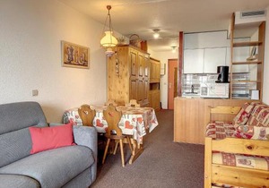 Studio lumineux près des pistes avec balcon, WiFi gratuit, et accès facile aux commerces - FR-1-275-155