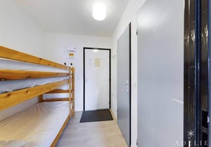 Studio rénové skis aux pieds, balcon sud, parking inclus, proche commerces et garderie. - FR-1-398-512