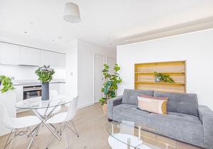 Studio with Balcony in Hill House