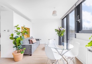 Studio with Balcony in Hill House