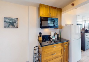 Studio with views of Diamond Head, private lanai, pool & hot tub