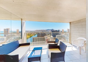 Studio with views of Diamond Head, private lanai, pool & hot tub