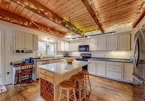 Stunning mountain duplex with full kitchen, deck, game room, W/D & WiFi