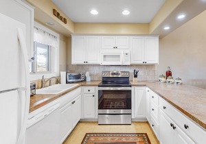 Stylish downtown getaway with private deck, fast WiFi, full kitchen & fireplace