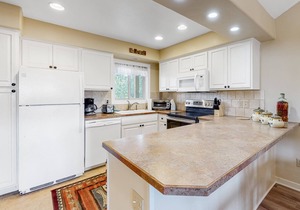 Stylish downtown getaway with private deck, fast WiFi, full kitchen & fireplace