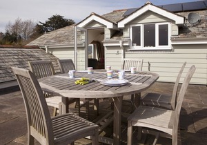 Stylish Family House in Rock, Close to Beach with Water Views & Outside Space
