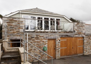 Stylish Family House in Rock, Close to Beach with Water Views & Outside Space