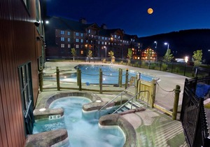 Suite + Balcony | Pool + On-Site Waterpark!
