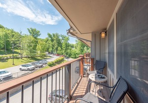 Suites at Silver Tree A308: Studio Style Suite with Loft, Free WIFI!