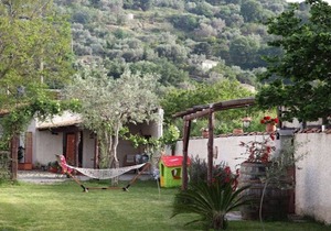 Sun House nestled between the countryside and the sea