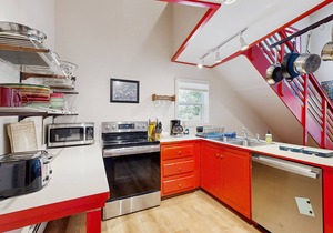 Sunlit cottage next to Acadia - sparkling full kitchen - 1 mile to downtown