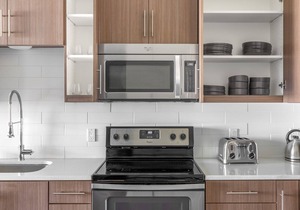 Sunlit Mountain View 2BR w/Pool, Gym, BBQ, by Blueground