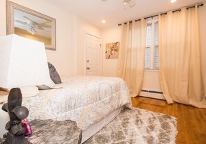 Sunny 2 bed plus den,steps to public transport,Longwood Medical hospitals,Boston