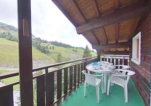 Sunny 2-star Apartment, 6 sleeps, near slopes, south balcony, ski shuttle
