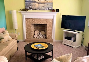 Sunny, Clean & Spacious on Quiet Cul-de-Sac; Walk to Ridgevale Beach