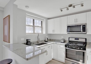 Sunny Evanston 2BR, 1 mile from Northwestern campus, by Blueground