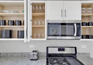 Sunny Evanston 2BR, 1 mile from Northwestern campus, by Blueground