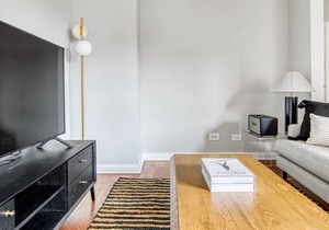 Sunny Evanston 2BR w/ W/D, 1 mile to Northwestern campus, by Blueground