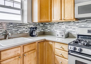 Sunny Evanston 2BR w/ W/D, 1 mile to Northwestern campus, by Blueground