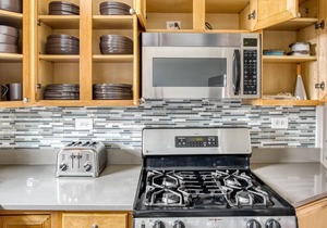 Sunny Evanston 2BR w/ W/D, 1 mile to Northwestern campus, by Blueground