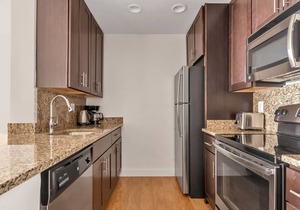 Sunny Rosslyn 1BR w/W/D, Gym & Pool, 10 min walk to Metro, by Blueground