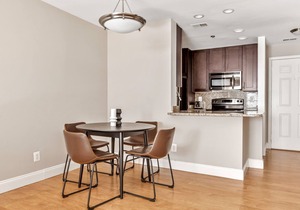 Sunny Rosslyn 1BR w/W/D, Gym & Pool, 10 min walk to Metro, by Blueground