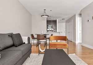 Sunny Rosslyn 1BR w/W/D, Gym & Pool, 10 min walk to Metro, by Blueground