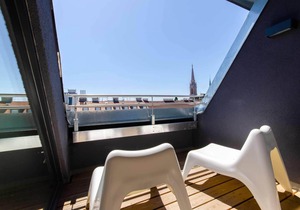 Sunny & Stylish | 5★ Location, ♛ King Bed, Balcony