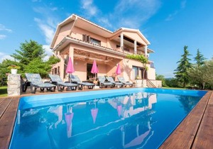 Sunset holiday home with pool and large, mature garden