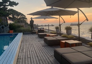 Sunsets on the Bay: Luxe 6-BR in Best Pines Location