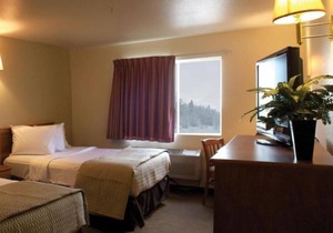 Superb Location, Affordable Stay! Pets Allowed, Pool, Near Staff House Museum!