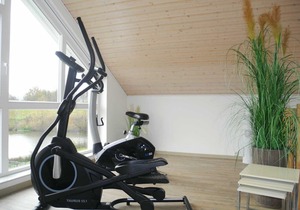 Tastefully decorated and fully equipped with garden on the lake