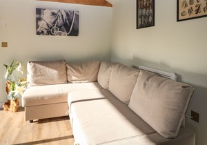TEMPORALE - NO. 4, pet friendly, with a garden in Goring-On-Thames