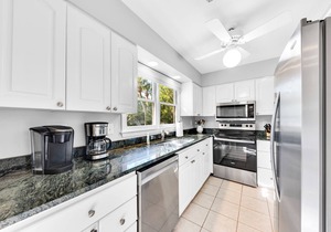 Terrific 4 BR/2BA Tarpon Cottage! Great Location! Amenity Cards!